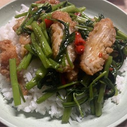 ผัดผักบุ้งไก่กรอบราดข้าว (ไก่กรอบทอดตามออเดอร์)