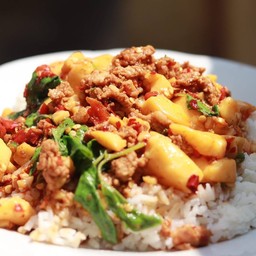กะเพราเต้าหู้ไข่