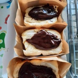 ขนมปังไส้ทะลัก Spilled Bread