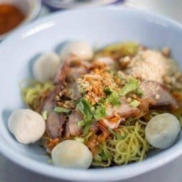 ก๋วยเตี๋ยวแห้งหมูชิ้น ลูกชิ้นพิเศษ