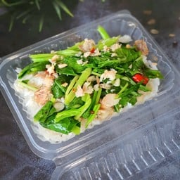 ผัดคะน้าปลาเค็มราดข้าว