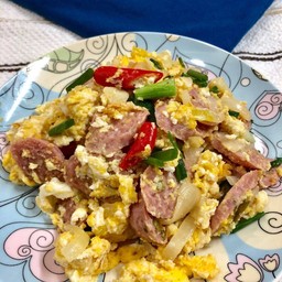 แหนมผัดไข่ ราดข้าว