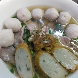 เส้นหมี่ขาวหมูสด ลูกชิ้นหมู