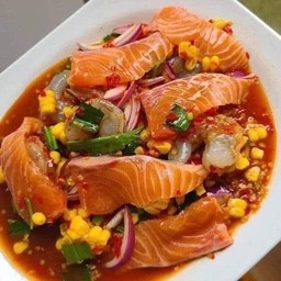 ยําปลาแซลมอนกุ้งสด
