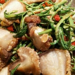 ผัดผักกระเฉดหมูกรอบ (กับข้าว)