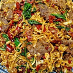 มาม่าผัดใบกะเพรา