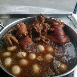 ป้าแดง ข้าวขาหมู หมูแดง สวนมะลิ