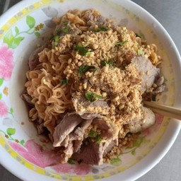 ก๋วยเตี๋ยวแห้งเนื้อ+ลูกชิ้น(พิเศษ)