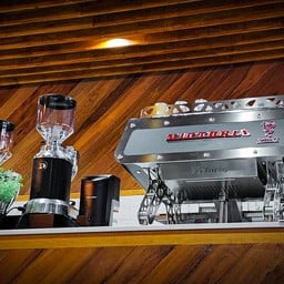 เครื่องชงกาแฟที่ใช้ในร้าน Bezzera Victoria