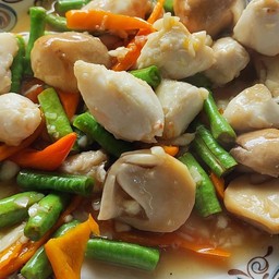 ปูผัดพริกเหลืองราดข้าว