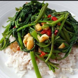 ผัดผักบุ้งหมูสับราดข้าว