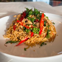 มาม่าผัดขี้เมาหมูชิ้น