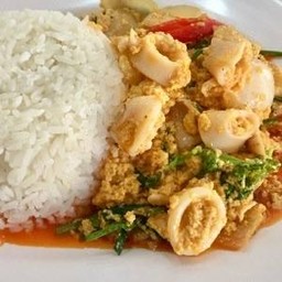 หมึกผัดผงกระหรี่ราดข้าว