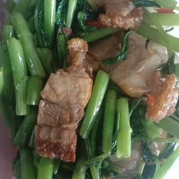 ข้าวผักบุ้งหมูกรอบ