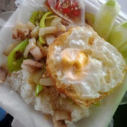 หมูผัดพริกสดราดข้าวไข่ดาว