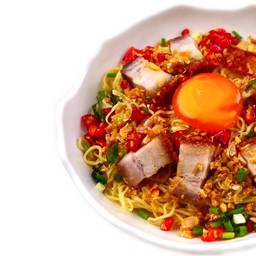 บะหมี่แห้งหมูกรอบผัดพริกเกลือไข่ดอง