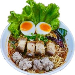 บะหมี่ต้มยำหมูก้อนหมูกรอบไข่หวาน