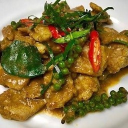 ข้าวผัดเครื่องแกงใต้หมูชิ้น (หอมเครื่องแกงใต้แท้ๆ100%)