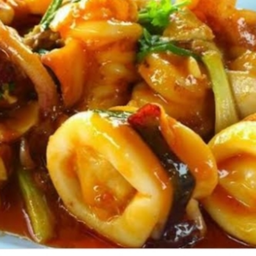 ปลาหมึกผัดพริกเผา ราดข้าว