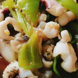 ปลาหมึกผัดพริกหยวก ราดข้าว