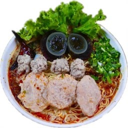 บะหมี่ต้มยำหมูก้อนหมูเด้งไข่ดำ