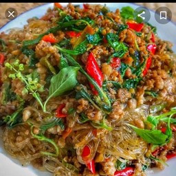 กระเพราพริกแห้งหูมสับวุ้นเส้น