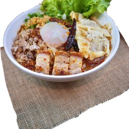 บะหมี่เกี๊ยวต้มยำไข่ลวก