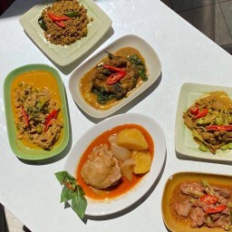 พี่มณ อาหารตามสั่ง (มณฑิราโภชนา)