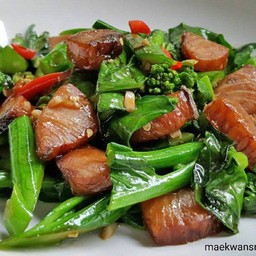 คะน้าปลาเค็ม ราดข้าว