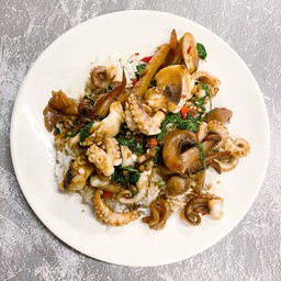 กะเพรารวมปลาหมึก