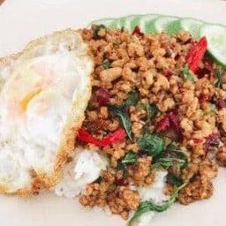 กระเพราหมูชิ้นราดข้าว+ไข่ดาว