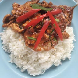 กระเพราไก่กรอบราดข้าว