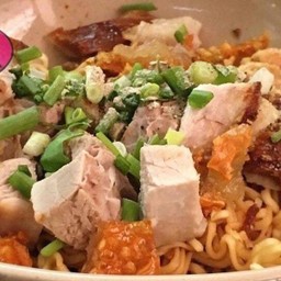 บะหมี่แห้งหมูกรอบ