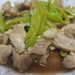 หมูผัดพริกหยวก ราดข้าว