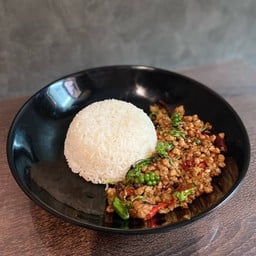 ข้าวมันไก่ตอนแท้ กะเพราหมูกรอบ by เฉิงฟู่