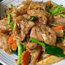 เส้นใหญ่ผัดซีอิ้ว หมู หรือ ไก่