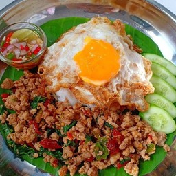 ชุดข้าวกระเพราหมูสับไข่ดาว