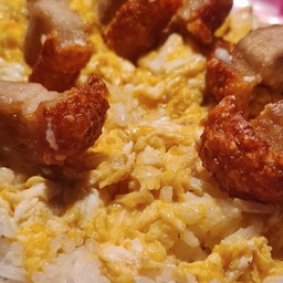 ข้าวไข่ช้น หมูกรอบ