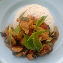 ไก่ผัดเผ็ดใบยี่หร่า