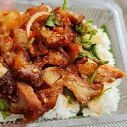ข้าวหน้ายำคอหมูย่าง