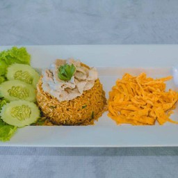 ข้าวผัดน้ำพริกเผาเนื้อสไลด์