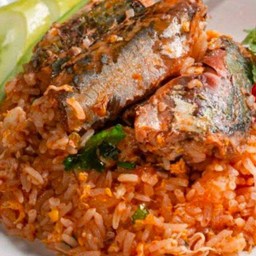 ข้าวผัดปลากระป๋อง.