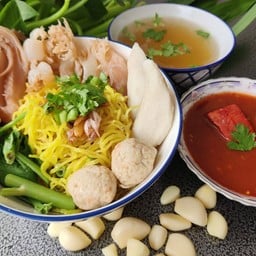 เตี๋ยวในรั้ว ต้มยำ & เย็นตาโฟ (กินเตี๋ยว)