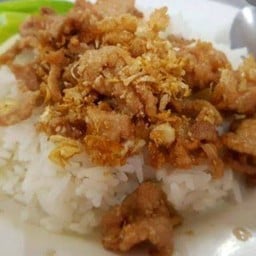 กระเทียมหมูราดข้าว + ไข่ดาว