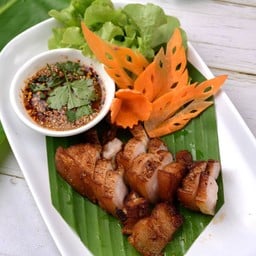 สามชั้นทอดน้ำปลา น้ำจิ้มแจ่ว