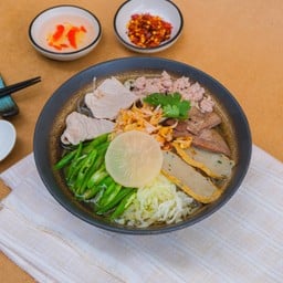 ก๋วยเตี๋ยวต้มยำไข่ เกลี้ยงชาม ถนน เก้ากิโล