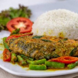 ข้าวราดผัดเครื่องแกงปลาแซลมอนชิ้น