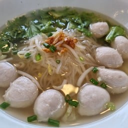 เส้นใหญ่(น้ำ)ลูกชิ้นหมู