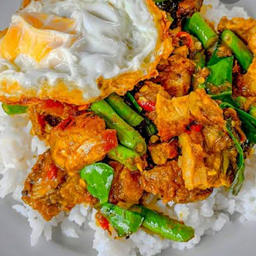 หมูกรอบผัดพริกแกง (ราดข้าว)