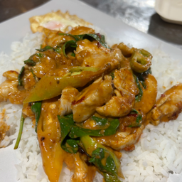 ข้าวราดผัดพริกแกง หมู หรือไก่
